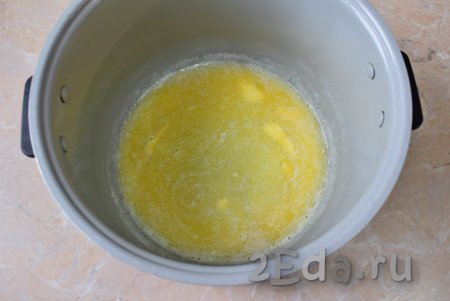 Мультиварку включите на режим "Жарка" и растопите сливочное масло. Затем перелейте масло в чашу, в которой будете замешивать тесто. В процессе растапливания масла мы одновременно смажем чашу мультиварки маслом для последующей выпечки пирога.
