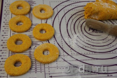 Раскатать тесто скалкой в пласт толщиной, примерно, 1 см. Вырезать пончики любой формы.