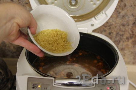 Через 20 минут с начала выполнения режима "Суп", добавить в чашу мультиварки лапшу и соль по вкусу. Снова закрыть крышку и оставить готовиться куриный суп до сигнала мультиварки.