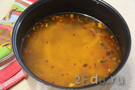 Вот такой наваристый куриный суп с лапшой получился в мультиварке.