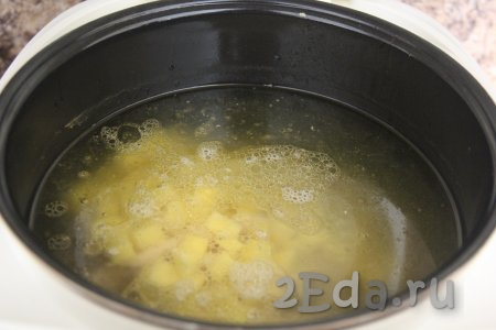 Картофель нарезать на средние кубики и тоже добавить в чашу.