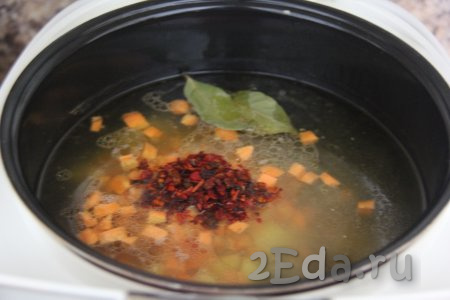 Морковь нарезать на небольшие кубики и положить в чашу вместе с сухими овощами и лавровым листом, крышку закрыть. Включить мультиварку на режиме "Суп" на 30 минут.