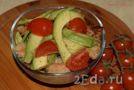 Салат с авокадо и помидорами черри
