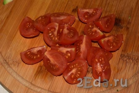 Нарезаем помидоры черри на дольки.