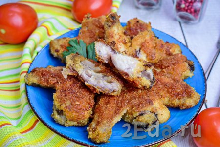 Сочные, аппетитные куриные крылышки с хрустящей корочкой подавайте к столу горячими, прямо со сковородки.