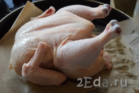 Курицу моем, при необходимости, смолим, удаляя пёрышки. Обрезаем закрылки и удаляем железу находящуюся в гузке курицы.