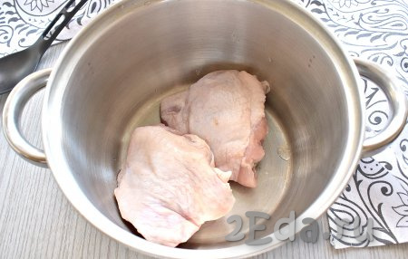 Для варки бульона я взяла куриные бёдра, но можно сварить бульон из любых частей курицы на ваш вкус. Вымытые кусочки курицы кладём в кастрюлю, вливаем 2 литра воды и ставим вариться на плиту.