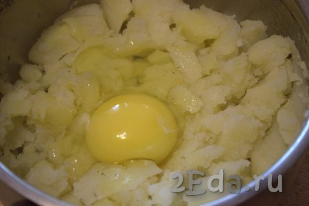 Когда картошка будет полностью готова, слить из кастрюли воду, размять картофель в пюре и дать полностью остыть. В остывший картофель вбить сырое яйцо, приправить специями.