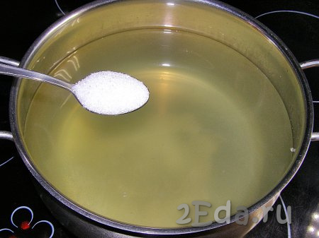 Через сито сливаем слегка остывшую воду в кастрюлю, при этом с помощью мерного стакана измеряем количество жидкости. Добавляем соль и сахар. Обратите внимание на то, что количество соли, сахара и уксуса указано для 1 литра воды. Доводим воду до кипения, варим на небольшом огне минут 5 (в течение этого времени кристаллы соли и сахара полностью растворятся), затем добавляем уксус.