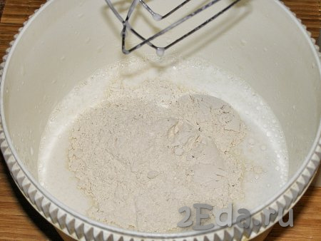 Получившуюся смесь муки и разрыхлителя пересыпаем в молочно-масляную смесь, перемешиваем до однородности. Тесто для кексов должно получиться, как не очень густая сметана.