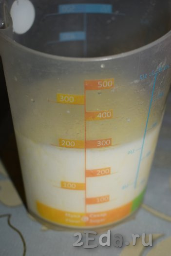 Далее в мерный стакан наливаем 150 мл тёплой кипячёной воды и 150 мл тёплого молока в равных пропорциях. Температура воды и молока должна быть не выше 40 градусов.