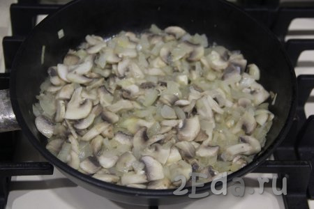 Обжаривать грибы с луком минут 10, периодически перемешивая.