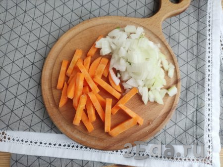 Морковь нарезать брусочками, лук - на мелкие кубики.
