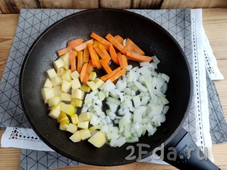 В сковороде диаметром 24 см разогреть растительное масло, выложить лук, морковку и айву.