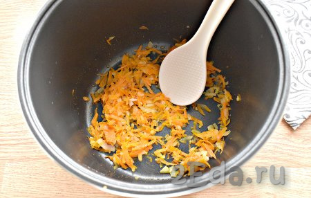 Включаем программу мультиварки "Жарка", в чашу вливаем растительное масло, выкладываем морковку с луком и обжариваем овощи, не накрывая крышкой, иногда перемешивая, в течение 5 минут.