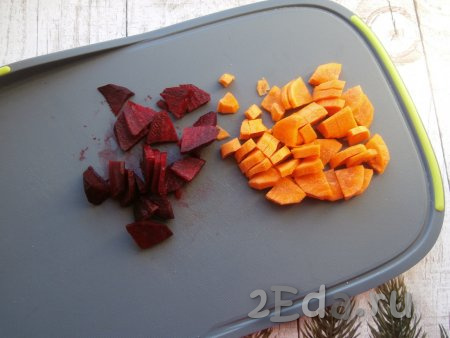Свеклу и морковь очистить, нарезать на средние кусочки.