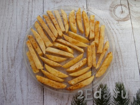 На блюдо для микроволновки выложить брусочки картофеля в один слой.