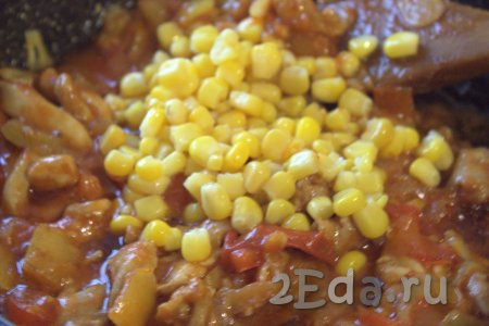 Затем в сковороду к готовым овощам и мясу добавить консервированную кукурузу, перемешать и прогреть 2-3 минуты.