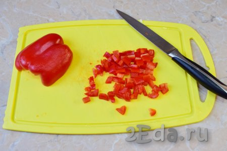 Болгарский перец разрежьте на 2 части, удалите сердцевину и косточки. Нарежьте перец на небольшие кусочки.