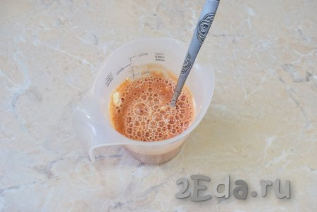 В отдельный стакан налейте 200 мл воды, смешайте её с мукой и томатной пастой, получится однородный томатный соус