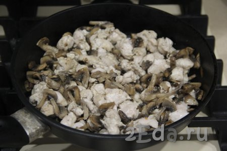 Обжарить курицу с грибами минут 10, иногда перемешивая, затем убрать с огня и дать остыть.