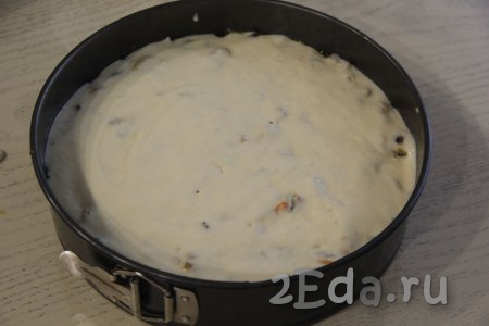 Затем равномерно вылить оставшееся тесто и поставить форму с пирогом в прогретую духовку.