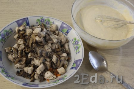 В тарелку с морковкой и луком выложить грибы с курицей, посолить по вкусу, перемешать и начинка для заливного пирога готова.