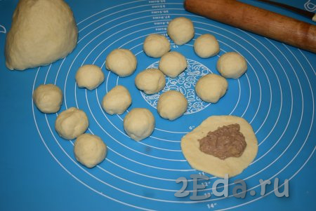 Раскатываем скалкой каждый шарик теста в кружочек диаметром 7-8 см. В центр раскатанного кружка кладём 1,5 чайные ложки начинки и защипываем края теста, формируя пирожок.