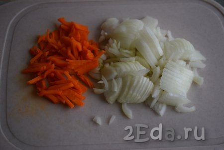 Пока варятся желудочки, очистим лук и морковь. Нарежем лук четверть кольцами, а морковь - соломкой.