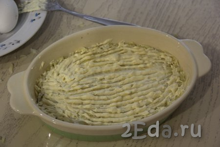 Смазать майонезом слой картофеля, можно немного присолить, а затем слегка утрамбовать. 