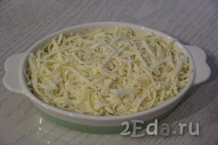 Завершающим слоем выложить натёртый сыр. Салатник (или форму) накрыть пищевой плёнкой и убрать в холодильник на пару часов. 