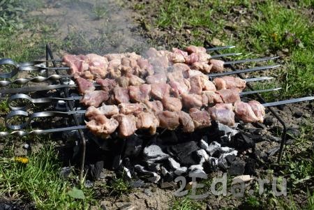 Хорошо промариновавшееся мясо нанизываем на шампуры и отправляем жариться над хорошо прогоревшим костром, в котором уже нет огня, а остались только сильно горячие угли.