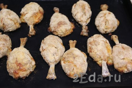 Запекать ложные куриные ножки в разогретой духовке при температуре 200 градусов, примерно, 30 минут.