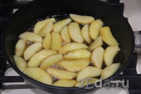 Томить яблоки на среднем огне, аккуратно перемешивая, примерно, 5 минут.