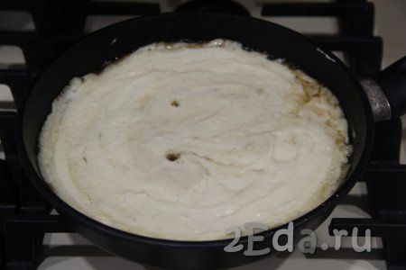 Выложить тесто с помощью столовой ложки поверх яблок, равномерно распределяя его. Не вливайте тесто быстро, иначе яблочный слой будет неровным.
