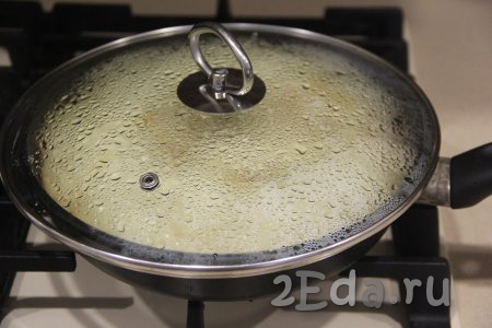 Накрыть сковороду крышкой и готовить пирог с карамелизированными яблоками на медленном огне минут 20.