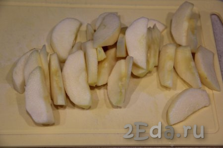 Яблоки почистить от кожуры и семечек, нарезать на крупные дольки.