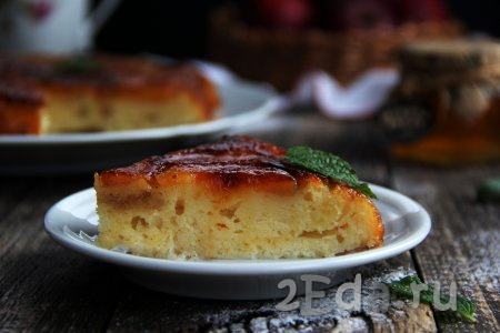 Пирог с карамелизированными яблоками на сковороде