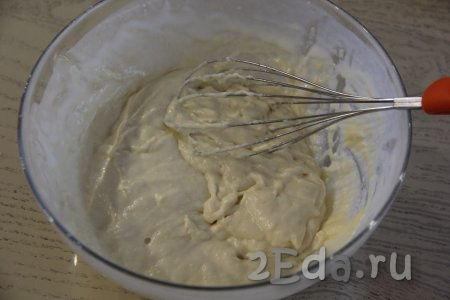 Перемешать тесто венчиком. Тесто получится достаточно густым (как на фото), будет напоминать тесто для оладий.