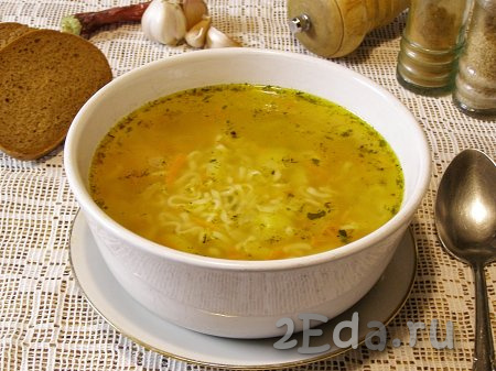По истечении времени сытный и аппетитный суп из "Роллтона" с картошкой разливаем по тарелкам и сразу подаём к столу, по желанию, украсив свежей зеленью.