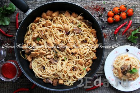 Спагетти с куриным филе и грибами