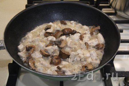 Добавить к курице нарезанные шампиньоны (замороженные грибы предварительно размораживать не нужно). Грибочки выделят жидкость. Тушить минут 10-15, без крышки, иногда перемешивая содержимое сковороды.