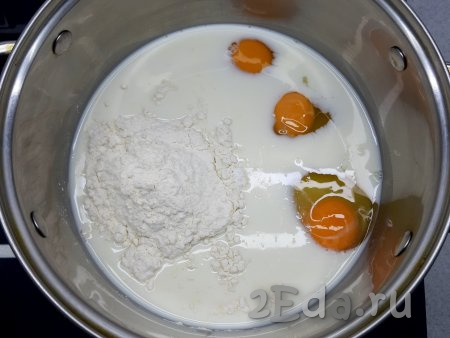 Для приготовления заварного крема смешиваю в кастрюле при помощи венчика молоко, яйца, сахар, ванилин, муку и соль. Смесь должна получиться однородной. Ставлю кастрюлю на огонь.