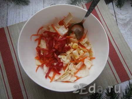 В миску с капустой и морковкой добавить нарезанный соломкой болгарский перец, влить маринад.