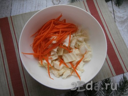 Морковь и зубчики чеснока очистить. Удалить семена из болгарского перца. Капусту нарезать на небольшие "шашечки",  выложить в достаточно глубокую миску, добавить морковку, натёртую на тёрке для корейской моркови.