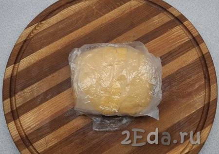 Перекладываю тесто в пакет и даю отдохнуть 30 минут на полке в холодильнике.