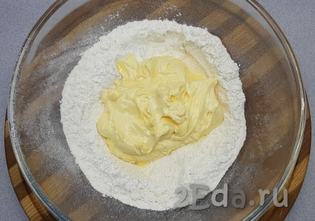 В другую миску просеиваю муку, делаю в центре углубление, в которое выкладываю пышную масляно-желтковую смесь, тщательно перемешиваю.