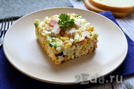 Салат с рисом, крабовыми палочками, огурцом и кукурузой