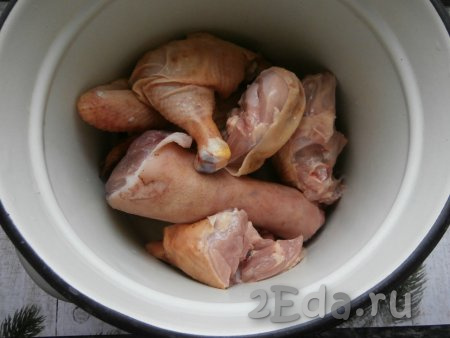 В большую кастрюлю (у меня кастрюля на 8 литров) выложить рульку и нарезанную на части курицу.