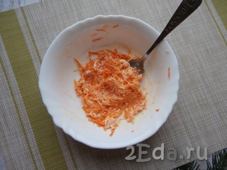 Морковку тоже натереть на мелкой тёрке в отдельную тарелку, смешать с частью смеси майонеза и желатина. Яйца тоже натереть в отдельную тарелочку и смешать их с оставшейся смесью майонеза и желатина.